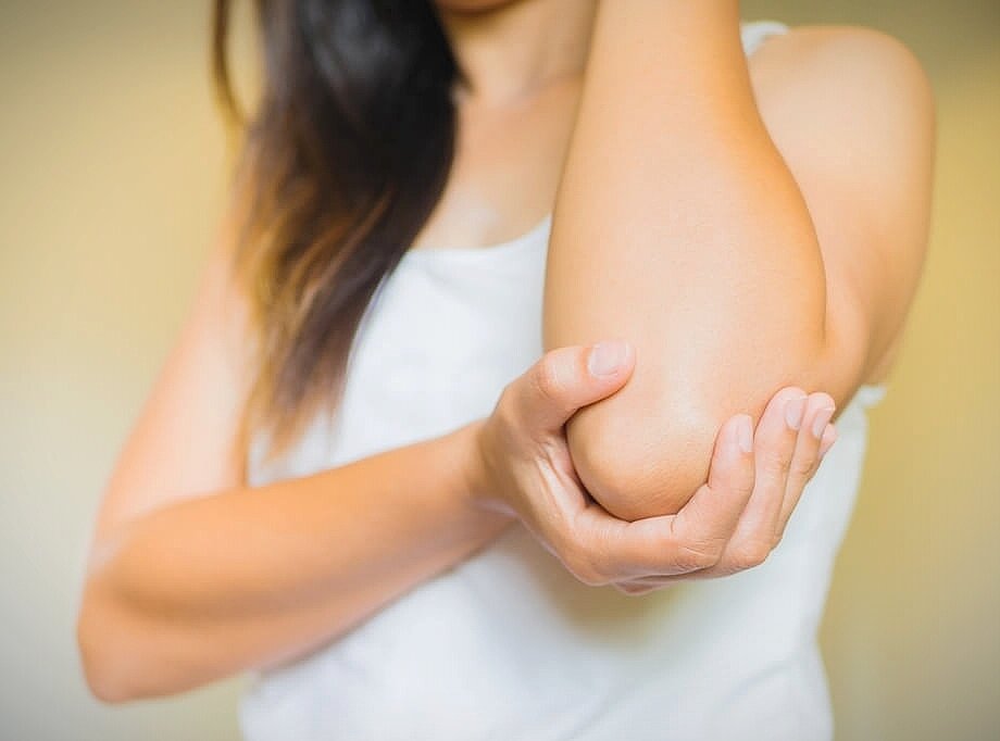 Часто люди замечают, что кожа на локтях шелушится