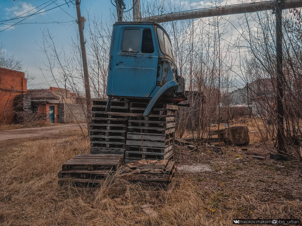 Подошел к брошенной технике на окраине закрытого завода. Хозяин нашелся мгновенно