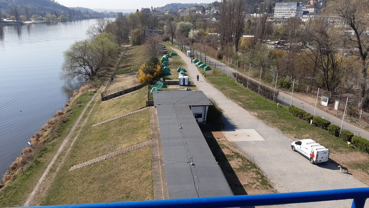 Территория лагеря для бездомных