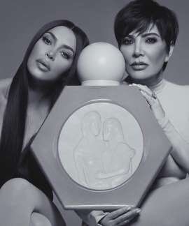 Ким Кардашьян анонсировала запуск нового парфюма своего бренда KKW Fragrance. Аромат был создан совместно с Крис Дженнер, матерью Ким. Новинка получила лаконичное название KKW x KRIS и необычный дизайн флакона в спокойной палитре. Ким отметила, что аромат воспевает любовь матерей и дочерей. Парфюмерную композицию новинки составляют ноты фрезии, белой гардении, туберозы, ландыша, жасмина, амбры и ветивера.
