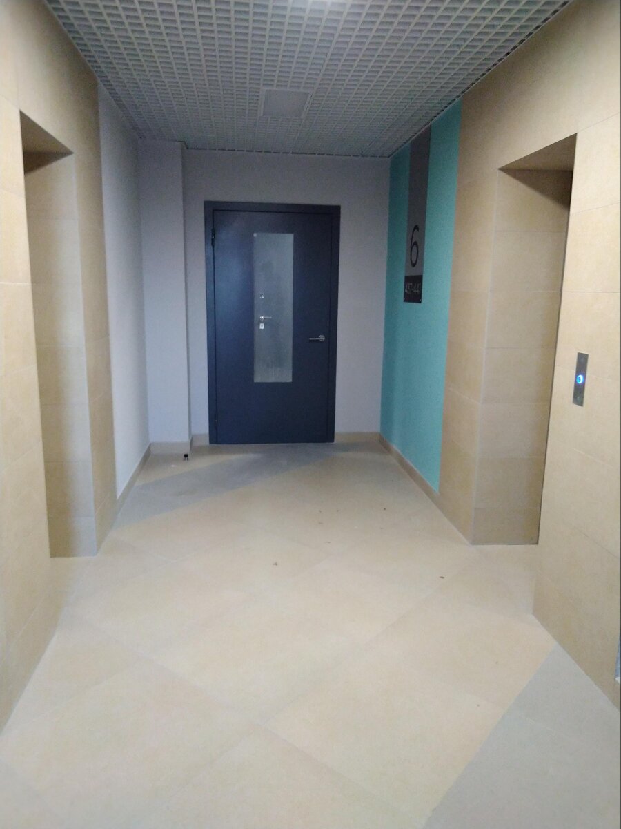 Так выглядит лифтовой холл  на три лифта (слева грузовой и пассажирский, справа - маленький пассажирский). Лифты фирмы Otis  :)