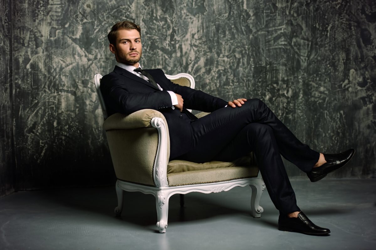 Мужчина на кресле