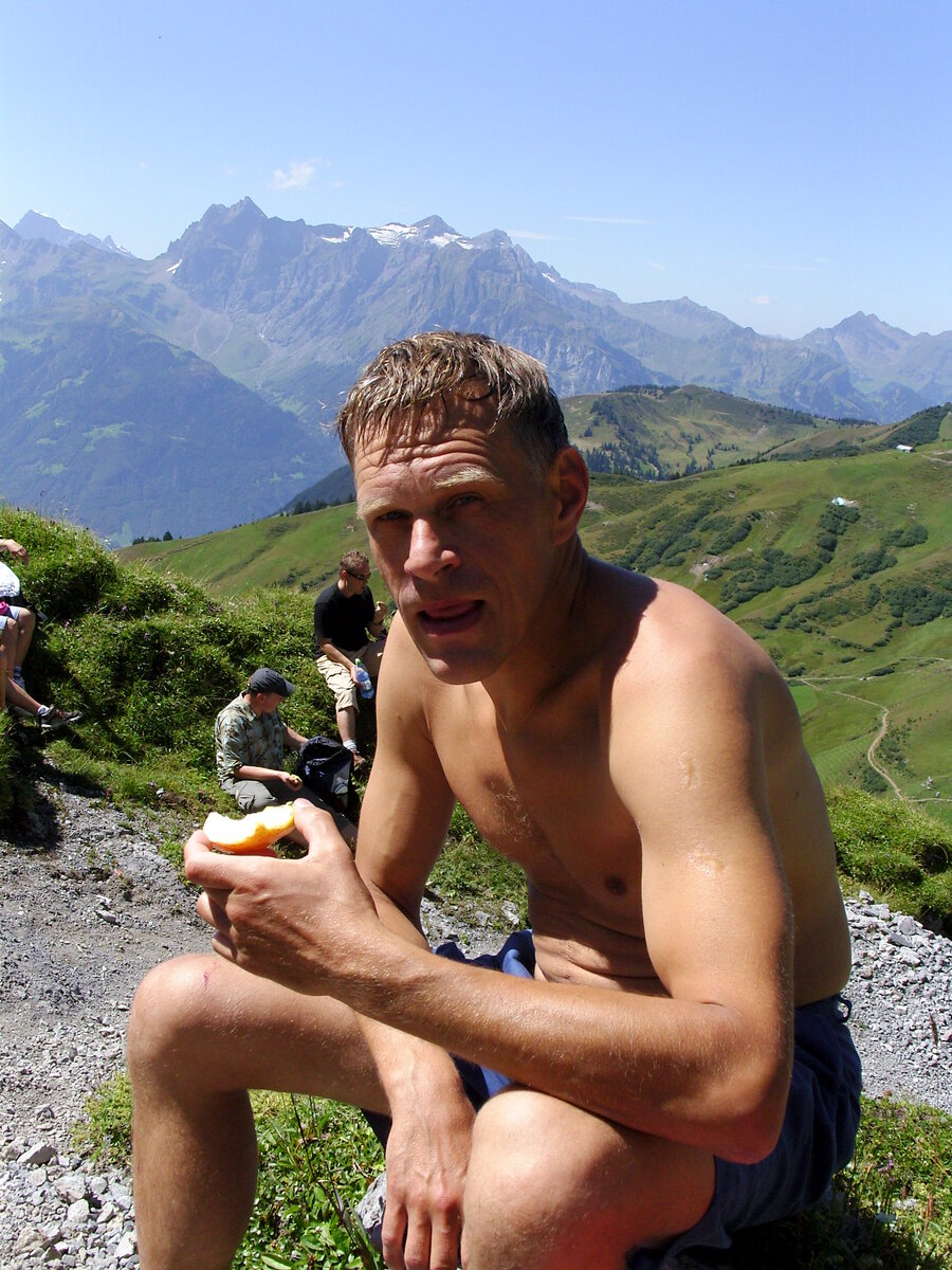 Суворовской тропой  через Альпы.Пока поднимешься-семь потов сойдет! Чуть дыхания хватило...