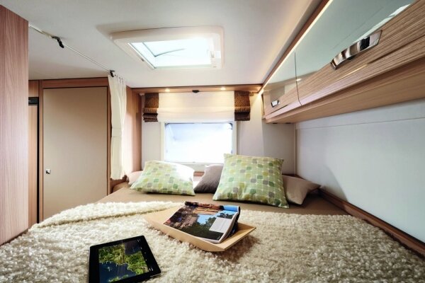 Кровать в задней части салона