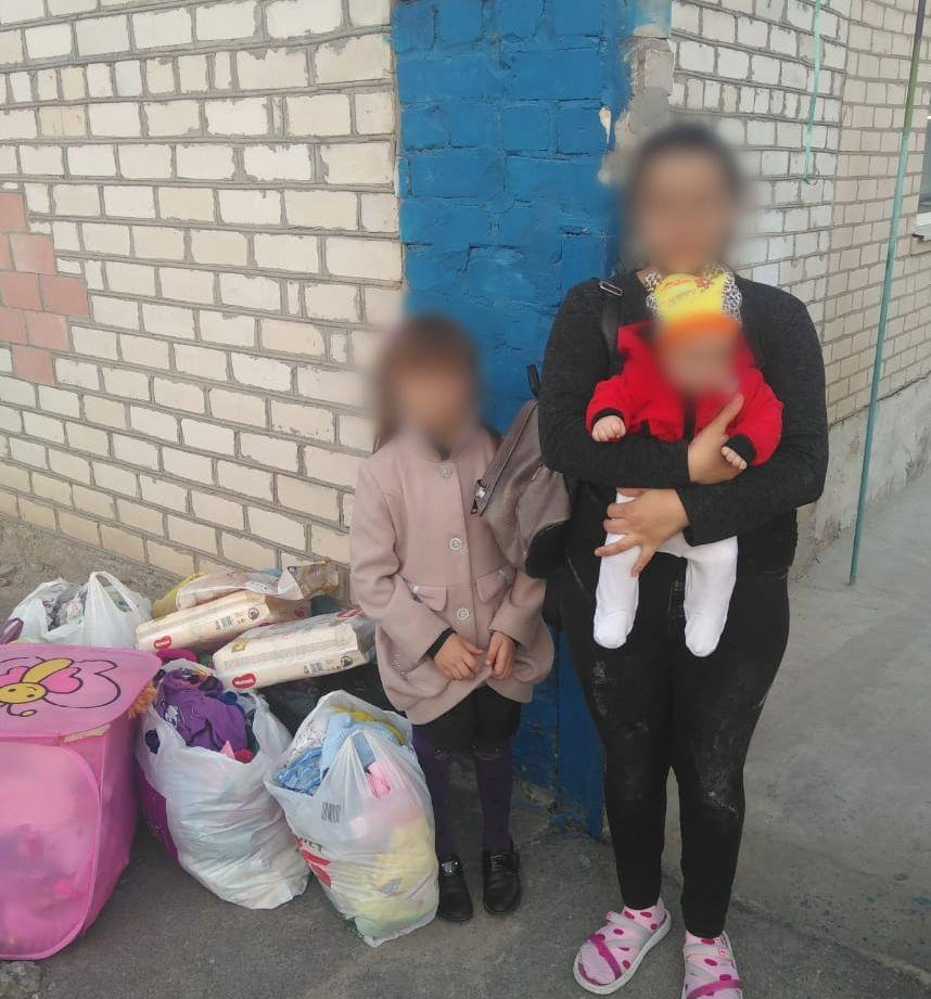 Женщину с двумя детьми выставили на улицу. Фото взято из интернета.