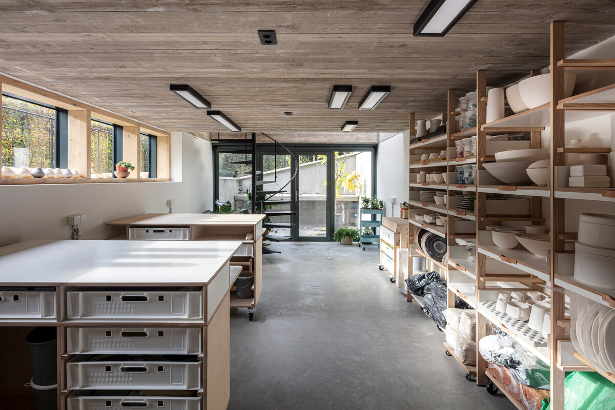 https://static.dezeen.com/uploads/2020/04/clay-studio-bruno-stevens-lava-architecten-belgium_dezeen_2364_col_3.jpg