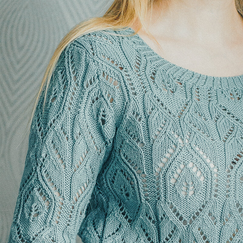 Узор романтичного джемпера из пряжи Nako Solare (есть у меня на канале). Очень нравится, как ведет себя в полотне — петелька к петельке. Узоры смотрятся ровно, лицевая гладь не косит.