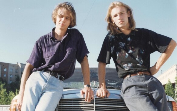 Из ранних фоток в хорошем качестве нашёл лишь эту. Источник: http://vv-34.ru/culture/chto-risoval-v-tetradkah-roma-chernicyn-iz-plazmy.html