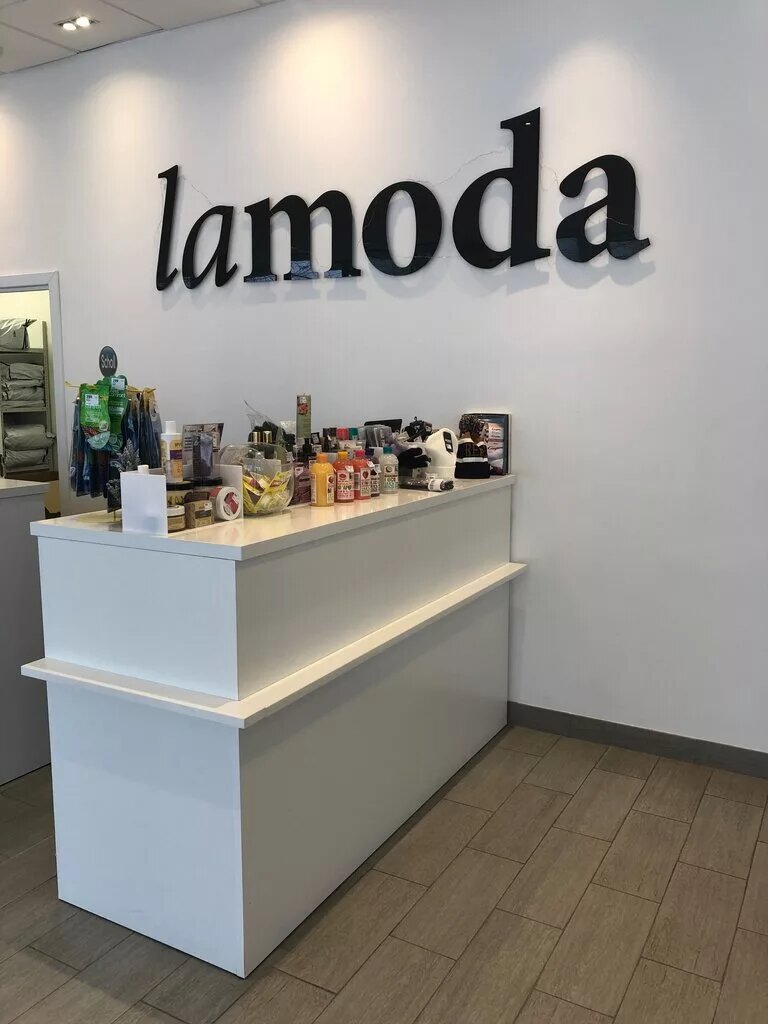 Ламода вход. Lamoda. Мода лав. Ламода фото магазина. Ламода вывеска.