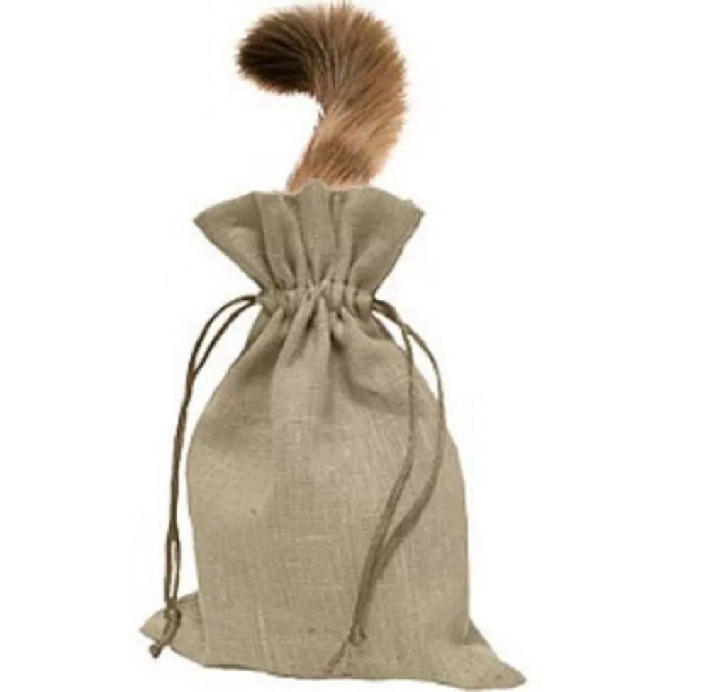 На этой неделе в колонке, посвященной аспектам этимологии, Джорджи Торп рассмотрел вопрос, почему вы на самом деле не хотите «выпускать кота из мешка».

Вы когда-нибудь случайно раскрывали секреты и вас обвиняли в том, что вы «выпустили кота из мешка»? Если вы не участник каких-либо необычных мероприятий клуба любителей кошек, вам, вероятно, не приходится выпускать настоящего кота из мешка. Так откуда же взялась эта идиома?

Ее происхождение до сих пор вызывает споры. Согласно одной теории,появление этой фразы связано с морской тематикой, а кошка, о которой идет речь, это плетка, а не животное семейства кошачьих. Плетка (кошка)-девятихвостка обычно использовалась на кораблях для наказания моряков, совершивших правонарушения. Такая практика была широко распространена задолго до первого официального упоминания фразы «выпустить кота из мешка» (проболтаться) в журнале «TheLondonMagazine» в 1760 году, что позволяет сделать допущение о связи между ними. Наказание плетью было особо жестоким наказанием, поскольку плеть состояла из девяти «хвостов». Канат традиционно изготавливали следующим образом: сплетали три нити для получения тонкой веревки, а затем три таких веревки соединялись вместе в канат. Плетка-девятихвостка изготавливалась путем расплетания каната на девять прядей («хвостов») и использовалась для наказания моряков. Ее, скорее всего, назвали «кошкой-девятихвосткой» или просто «кошкой» из-за ран, которые наносили «когти» орудия. По одной из теорий фраза «выпустить кота из мешка» относится к виду кошки-девятихвостки, используемой в качестве орудия наказания, но непонятно, какое отношение это могло иметь к раскрытию секрета.