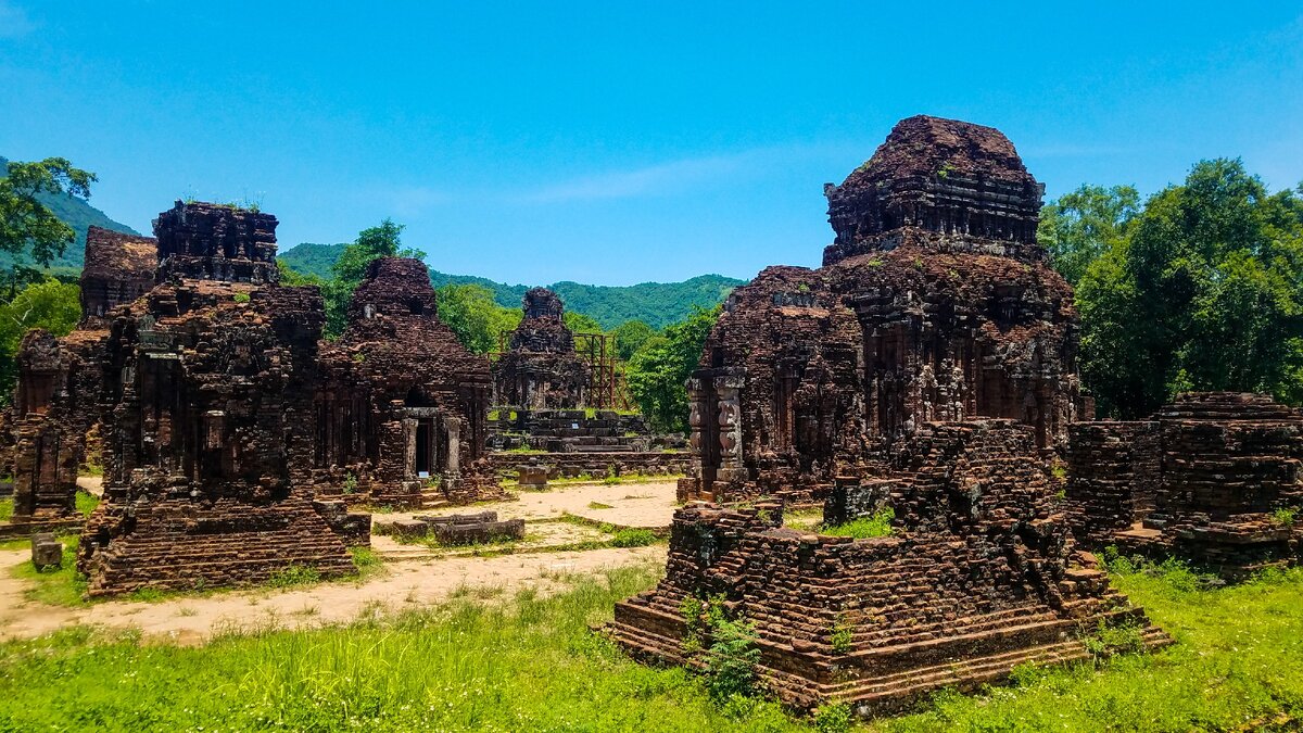 Одна из храмовых построек.