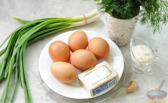 1. Для приготовления закуски "Белые тюльпаны" из фаршированных яиц подготовьте продукты по списку. Зелень промойте, обсушите бумажным полотенцем.