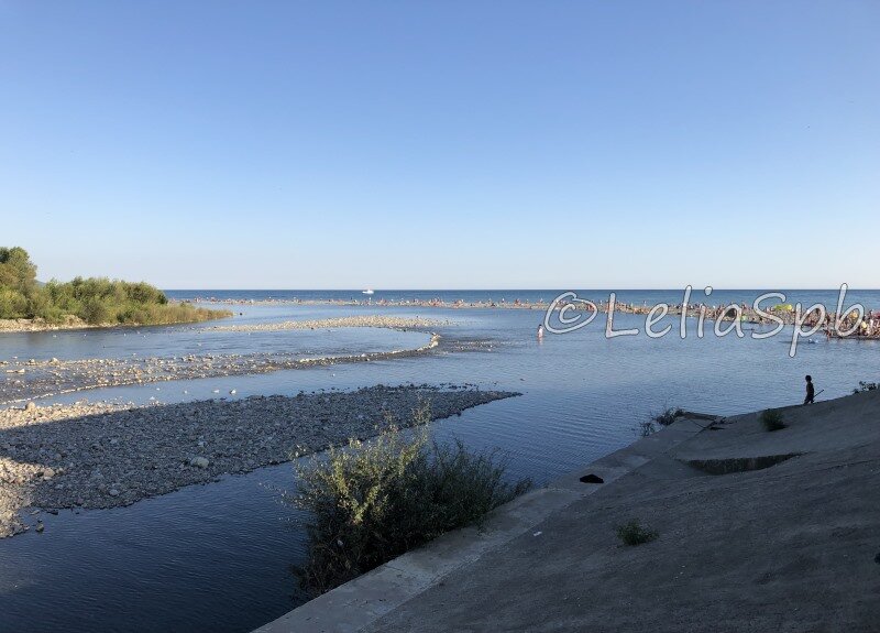 Фото из личного архива. Река впадает в море.