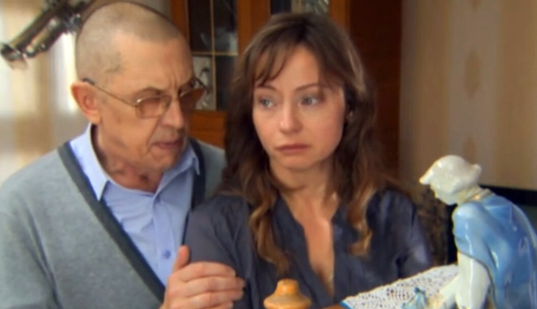 Евгения Добровольская в роли Евгении Колесниковой и Валерий Золотухин в роли отца Евгении. Кадр из кинофильма "Повороты судьбы", 2013 г., режиссер Александр Замятин, сценаристы Лиза Антонова, Ирина Луковская, Елена Цвентух, композитор Андрей Комаров. Скриншот кадра для иллюстрации