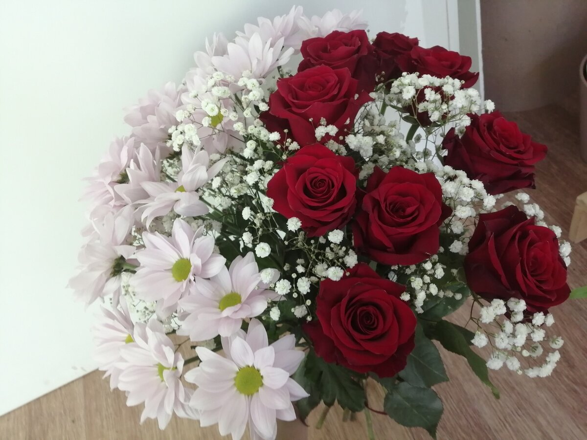 Не сочетайте розы и другие цветы с гипсофилой. Это выглядит очень дёшево.