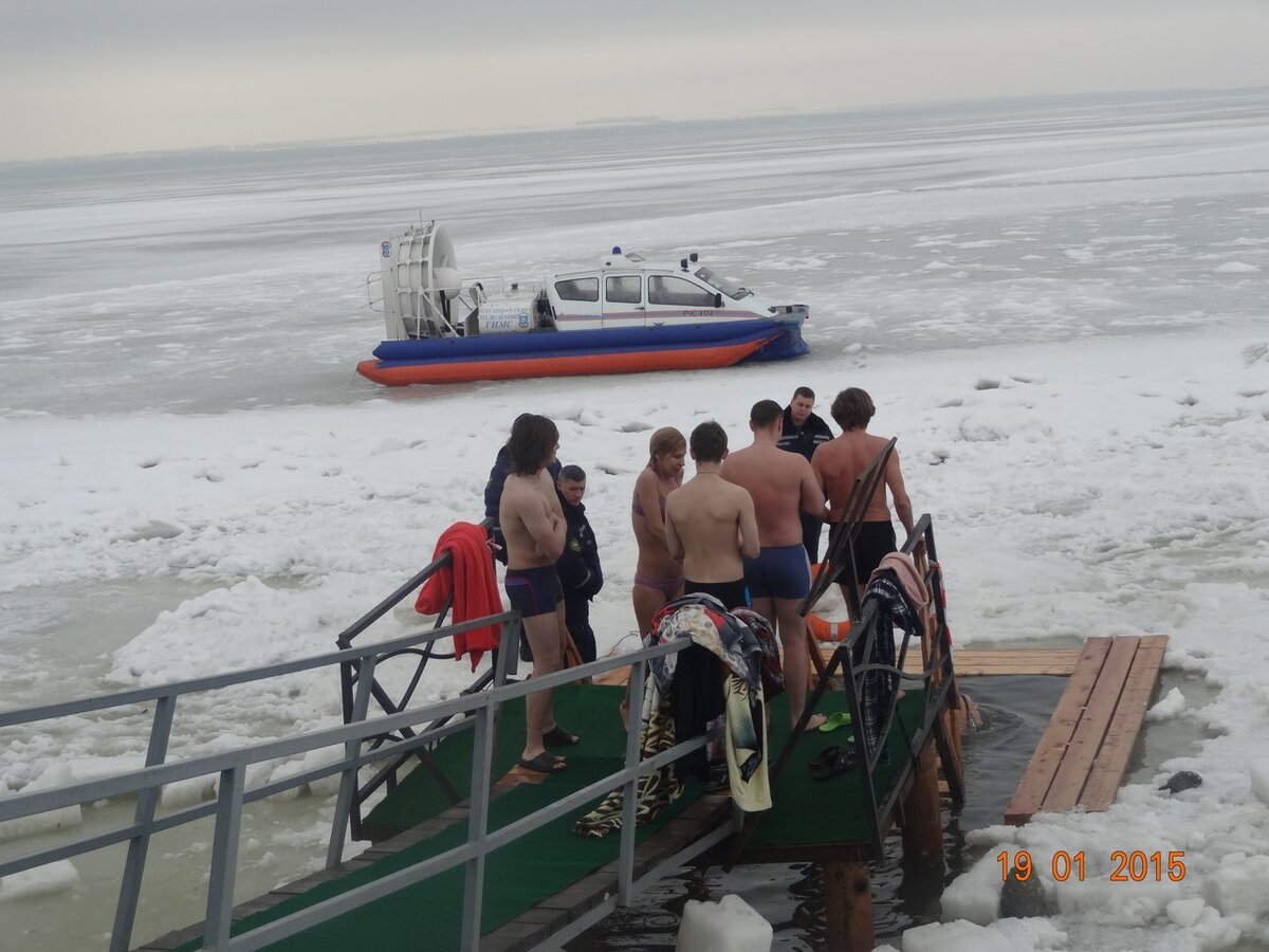 Вид на Таганрогский залив в январе. Мы с Т стоим в самом конце очереди