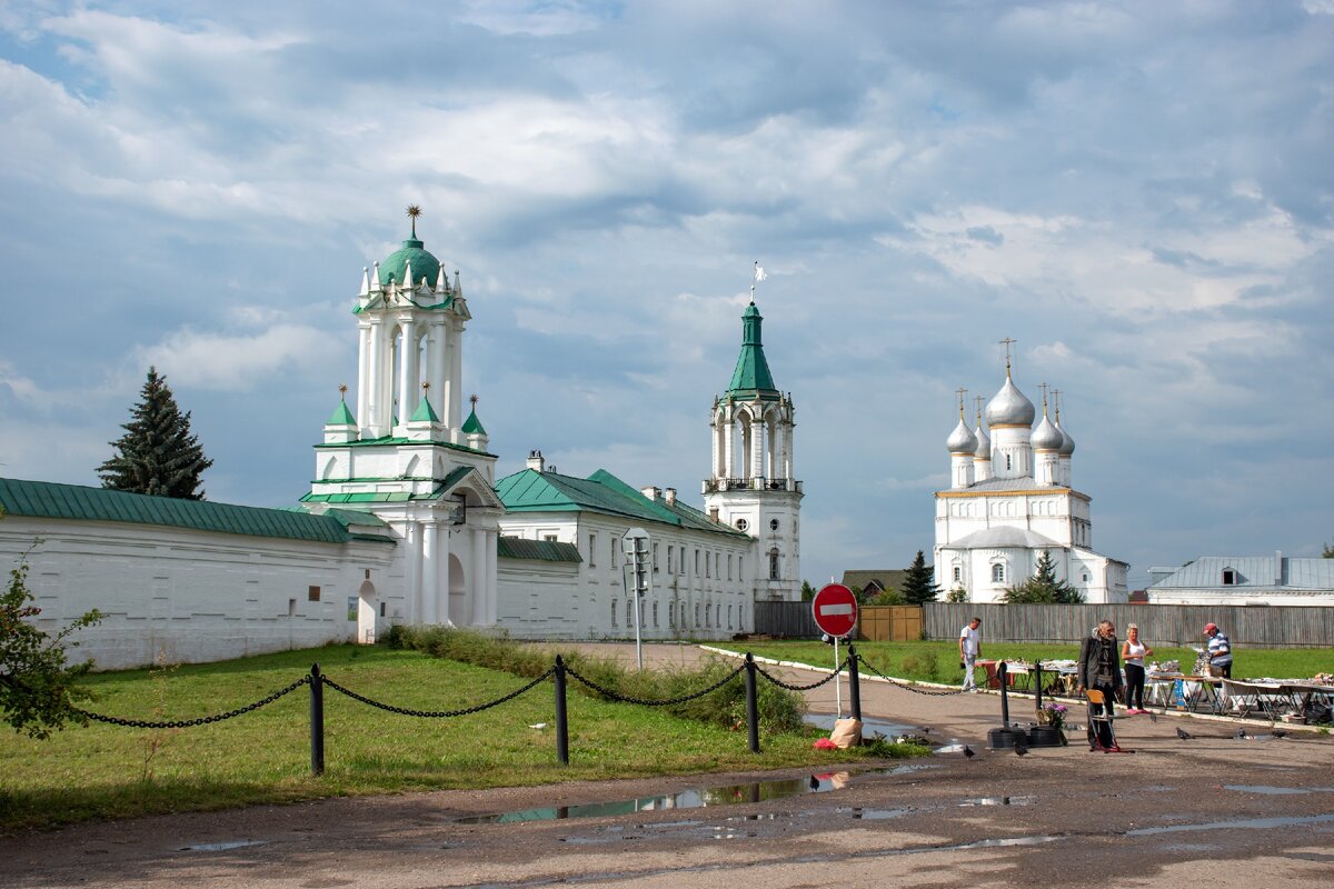 Вход в монастырь