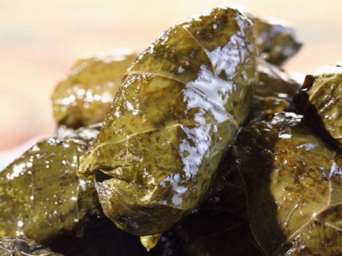 Готовим сочную долму из виноградных листьев. Простой рецепт перенесет вас в жаркую восточную страну. Подавайте ее с холодным мацони и наслаждайтесь вкусом востока.