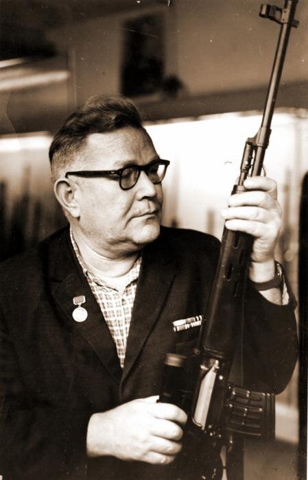 Легендарный конструктор со своим творением. /Фото: vignette.wikia.nocookie.net