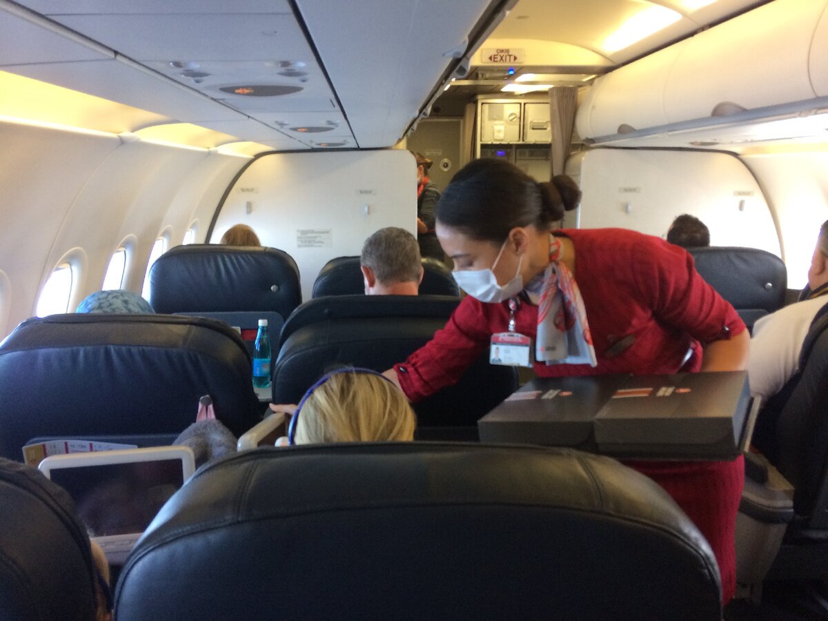 A321 бизнес класс. центр взлет хабаровск. пассажиры с детьми в самолете. лететь 8 часов. лететь 8 часов.