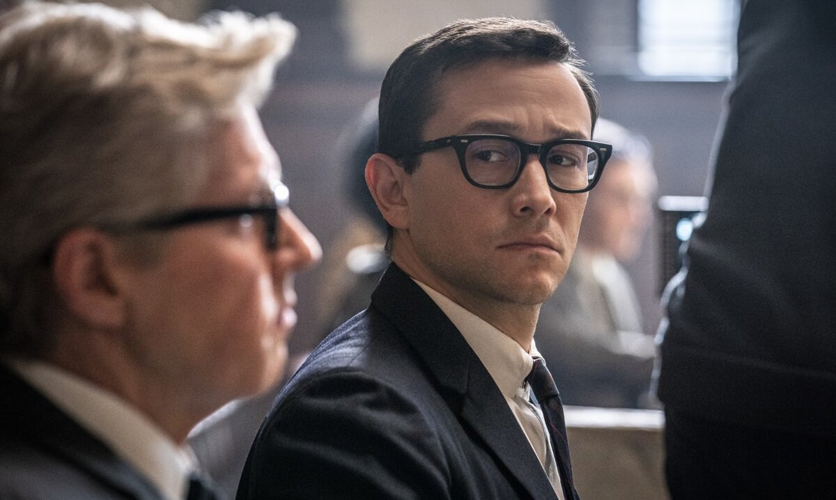 Джозеф Гордон-Левитт ассистирует в процессе против "Чикагской семерки" фото: Нико Таверниз / NETFLIX © 2020