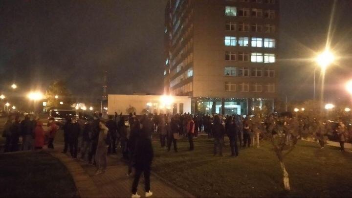 Источник Фото из «Яндекс-Картинки» утром люди собрались у проходной «Гродно Азот»