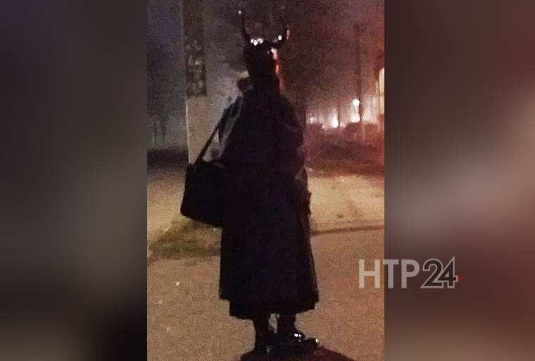 Прохожие заметили женщину с рогами