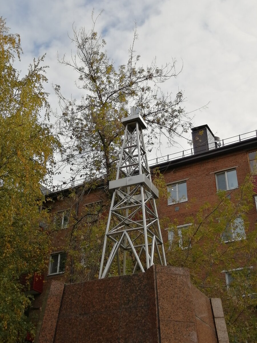 Памятный знак первой опорной разведочной скважине в Тюмени. Фото автора