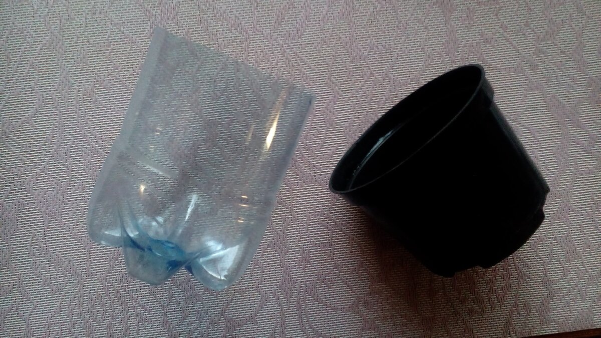 Горшочек и емкость (отрезанная бутылка) под фитиль. Фото автора 