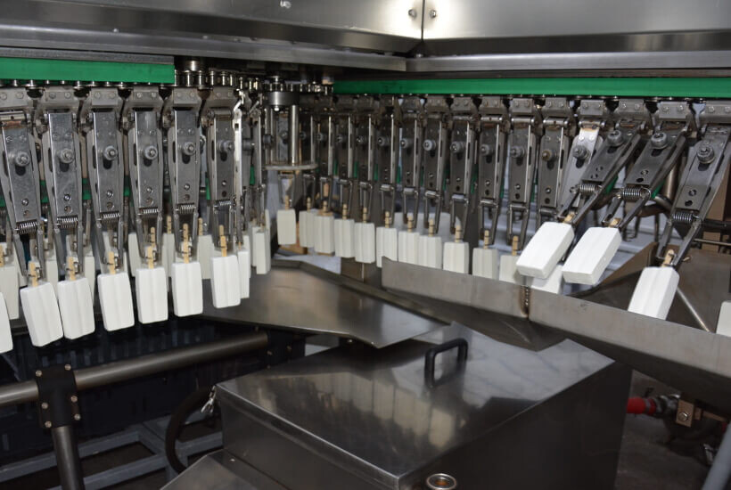 
Сегодня, 26 ноября, корреспонденты "Сектор Медиа" побывали в производственных цехах, где рождается любимое лакомство детей и взрослых - мороженое.  

Мы не только запечатлели для Вас каждый этап производственной цепочки , но и задали специалистам, руководителям, технологам вопросы, которые волнуют как любого поклонника мороженого, так и каждого человека, неравнодушного к развитию пищевой промышленности Сибири. 

Итак, из нашего материала вы узнаете:

- как устроено крупное производство, ставшее одним из главных брендов Сибири;
- в чем секрет вкусного пломбира;
- какие направления пищевого производства легко "уживаются" под одной крышей с цехами мороженого;
- действительно ли российское мороженое уступает произведенному на территории Европы и США;
- сколько килограммов мороженого съедают в год в разных странах мира;
- на что делается ставка в нынешних реалиях - состав, ассортимент вкусов или внешний облик;
- как изменились спрос на холодных десерт и условия экспорта в 2020 году в связи с ограничениями, вызванными пандемией;
- какие пути роста находят для себя сибирские производители в непростых экономических условиях

Читайте наш подробный репортаж совсем скоро в журнале "Сельская Сибирь" и на портале sectormedia.ru, а также смотрите видеоролик с производства на нашем канале YouTube !