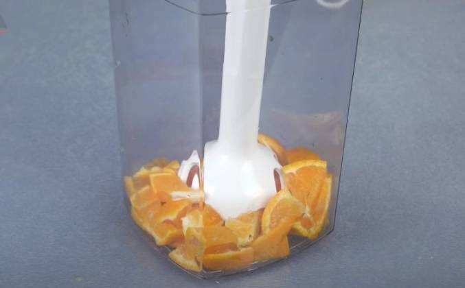 1. Нарезаем мандарины вместе с кожурой, отправляем в блендер, взбиваем погружным блендером до однородности.