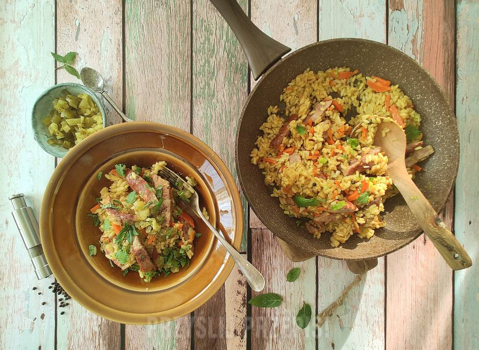 Ризотто с колбасой и овощами