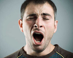 Зевок – прием, который пришел в эстрадный вокал из академического. Идея состоит в том, чтобы при исполнении вокальных партий широко открывать рот на гласных звуках – особенно когда вам надо протянуть его. Так создается объемное и круглое звучание, не зажатое вашей полостью рта. Делая зевок, вы можете обратить внимание, что некоторые гласные звуки, например «е», трансформируются в «а» из-за того, что вторые более открытые. Это нормально.