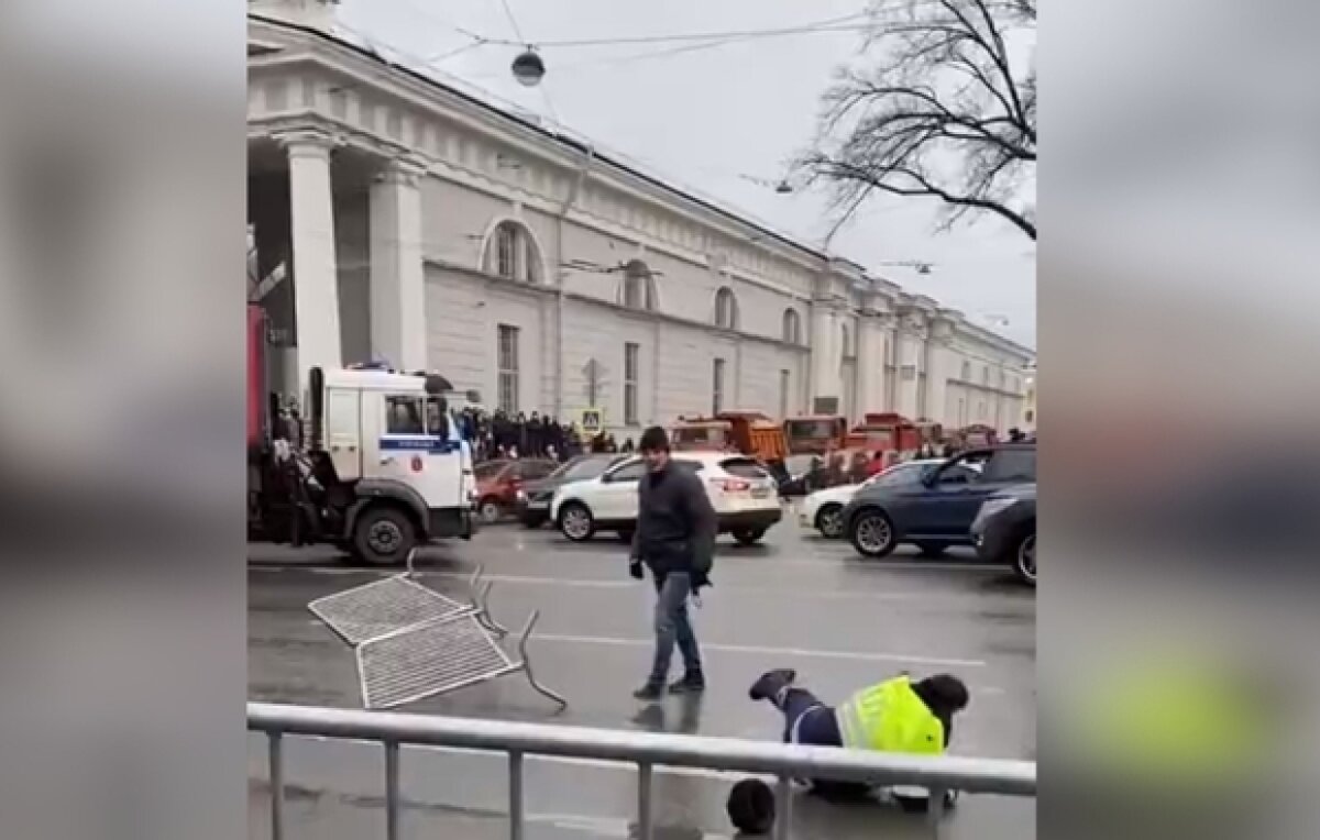 Напала на полицейского. Нападение на сотрудника полиции. Ударил полицейского на митинге. Напал на митинги на сотрудника. Напала на сотрудника полиции ДПС.