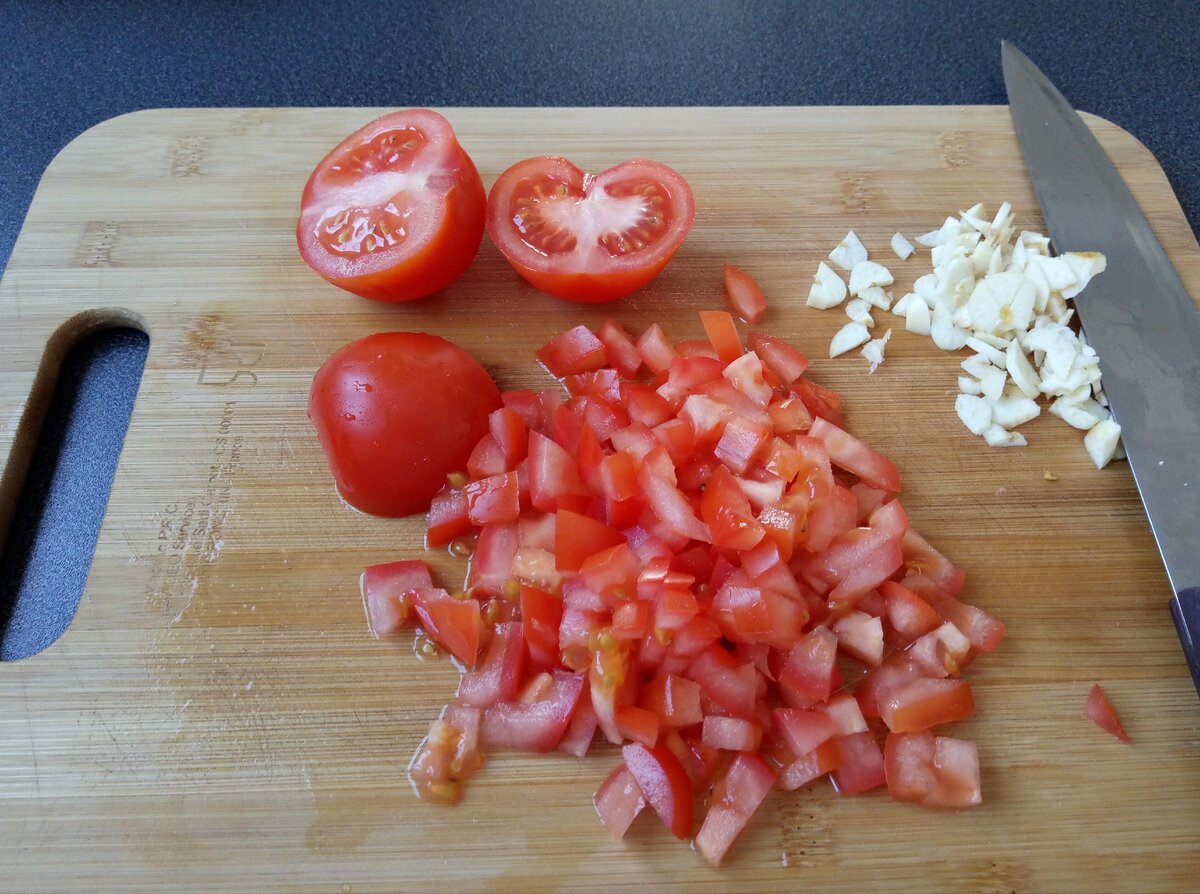 Режем помидоры кубиками, чеснок слайсами.