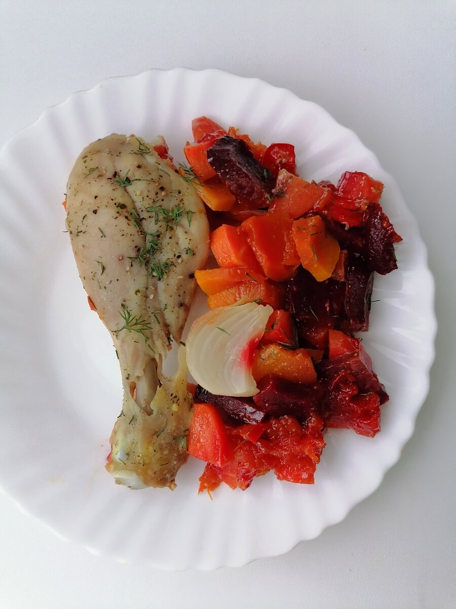 Запечённые овощи и куриная  голень