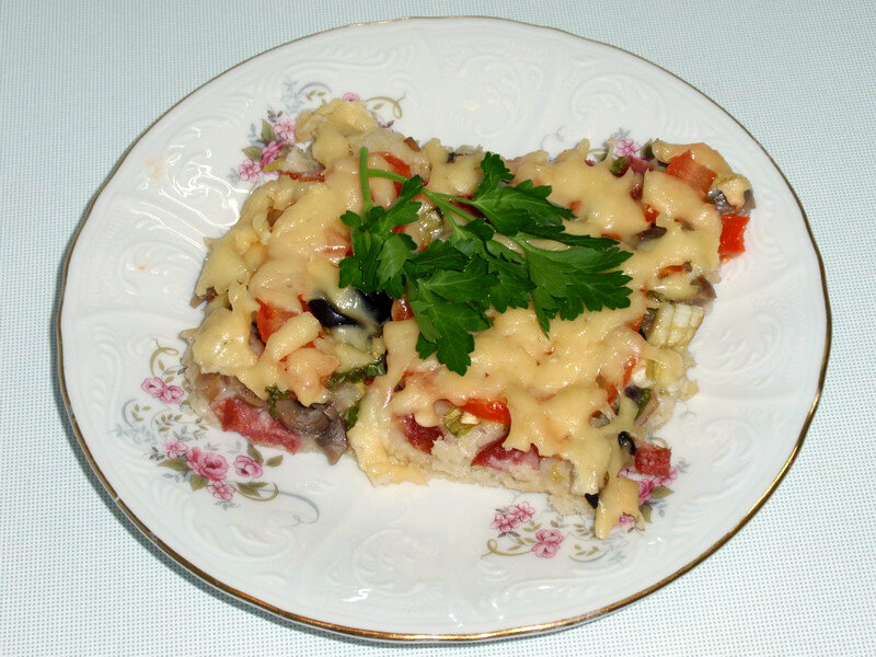 Пицца с колбасой и грибами