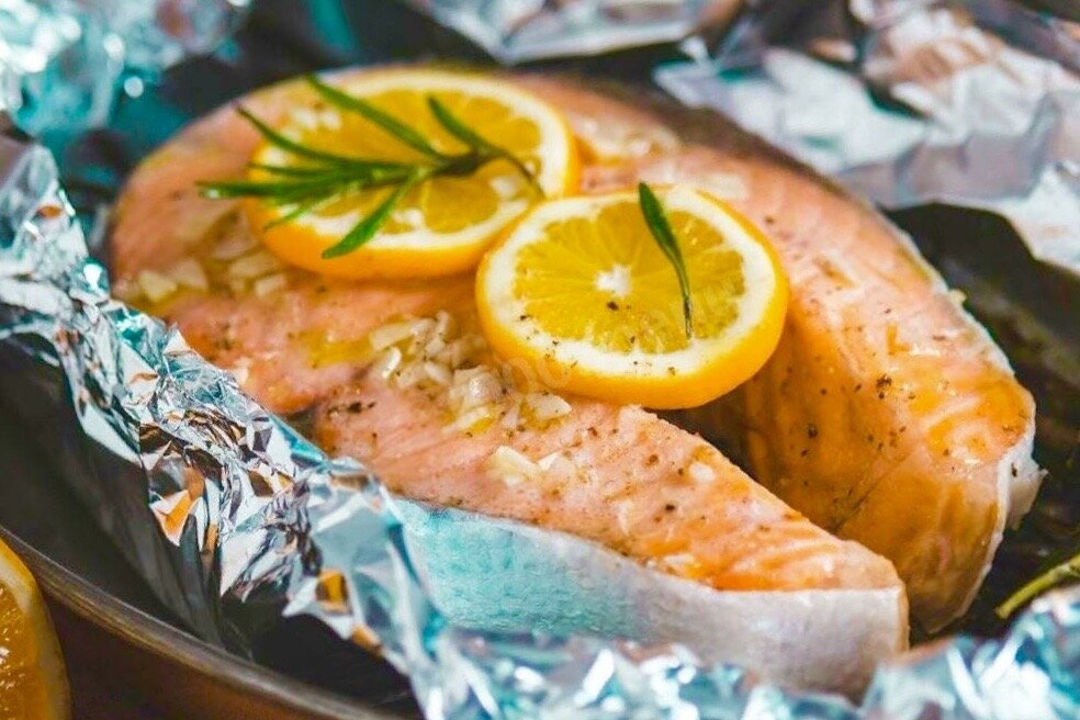 Стейк из семги счесноком и лимоном.