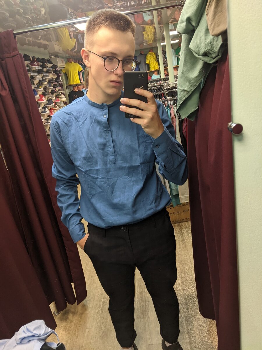 Я в магазине одежды, прикупаю наряд на учебу.