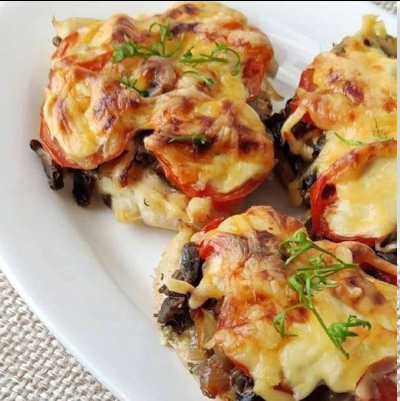 Курочка под грибной шубой.   
🔸на 100грамм - 86.86 ккал🔸Б/Ж/У - 12.83/2.83/1.77🔸 
⠀ 
✅ Ингредиенты: 
👉 250 г куриного филе (примерно 1 филе) 
👉3г оливкового масла 
👉 50г лука 
👉30 г сыра (любой твердый обычной жирности) 
👉100 г шампиньонов (свежие, заморозка или маринованные) 
👉40 г сметаны 
👉100 г помидор 
👉соль, перец, приправа для курицы. 
⠀ 
✅ Приготовление: 
🔸Грибы с луком обжарить. 
🔸Филе разрезать на пласты. Из 1го большого филе 4 тонких пластика 0,5. Либо как удобно, зависит от кусочка. 
🔸В форму для запекания выложить (при необходимости смазать маслом), филе, соль, перец, приправы, грибы с луком, помидоры, сметану, сыр. 
🔸Запекать при 180 градусах около 40-50 минут, можно не накрывать, грибы и помидоры дадут сок и филе не будет сухим.

Наслаждайтесь!