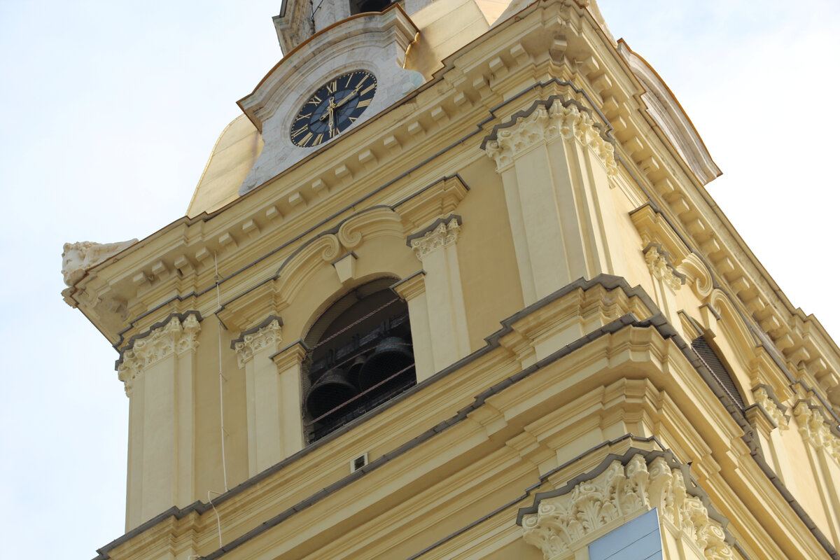 С экскурсией можно подняться на третий ярус, где колокола, под часами 