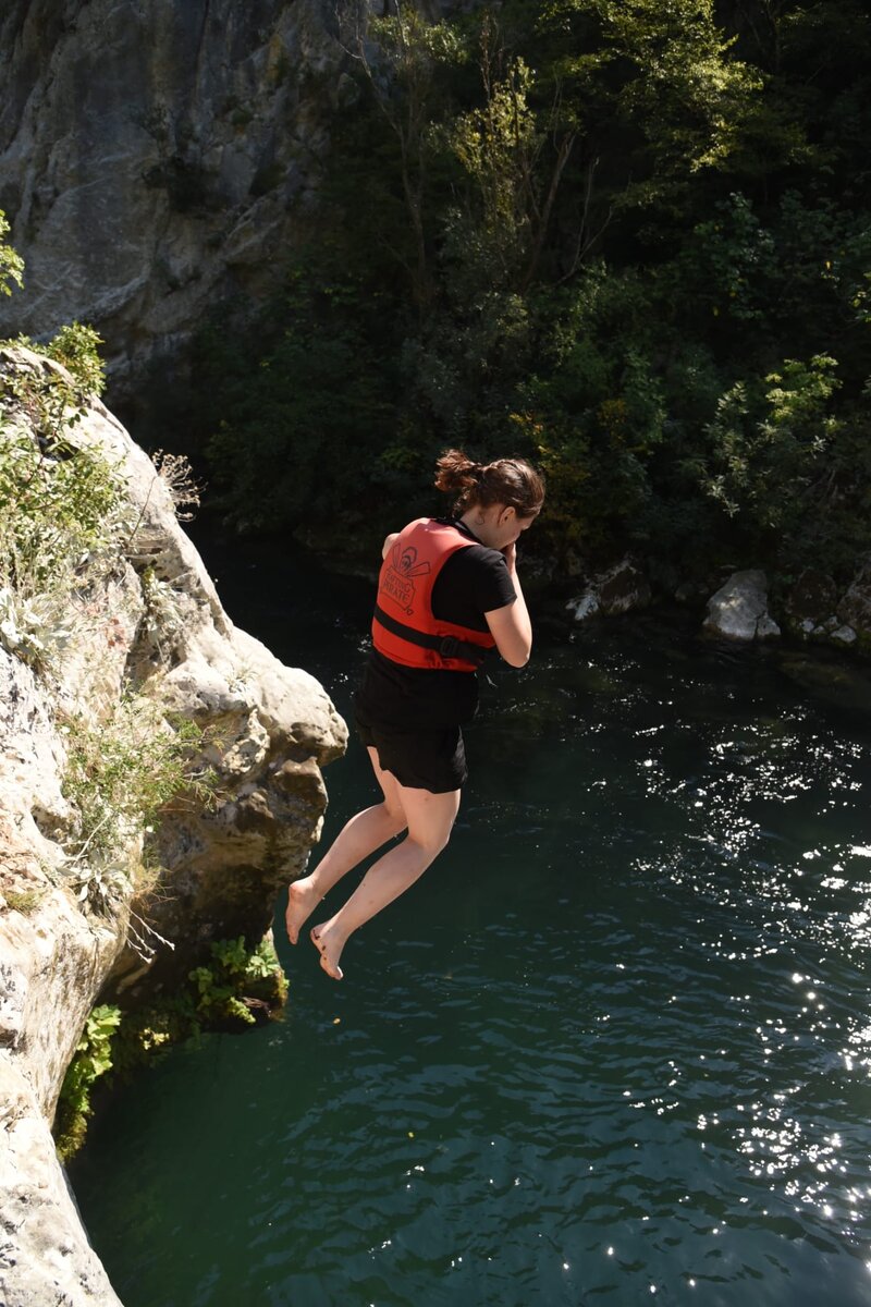 Отважно прыгаю с обрыва, потому что страшнее, чем в пещере уже не будет (фото из личного архива автора)
