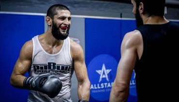 «Он расколол мне зуб, порвал ухо и вырубил». Боец UFC лечится после спаррингов с Хамзатом Чимаевым