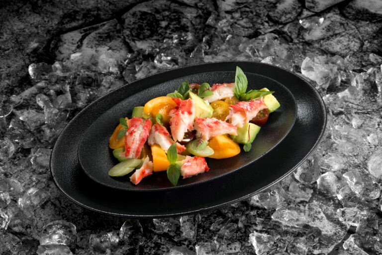 Салат из камчатского краба с помидорами и авокадо. Предварительная готовка: 4-6 часов. Время приготовления: 10 минут.