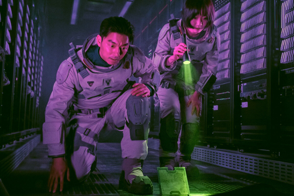 - Не говорите, доктор: кошачий помет на расстоянии 400000 километров от Земли - и вправду самая крутая лунная загадка. 