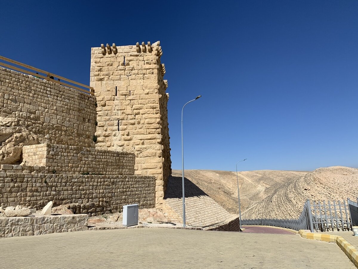 Замок Шобак, башня и крепостная стена. Фото автора 