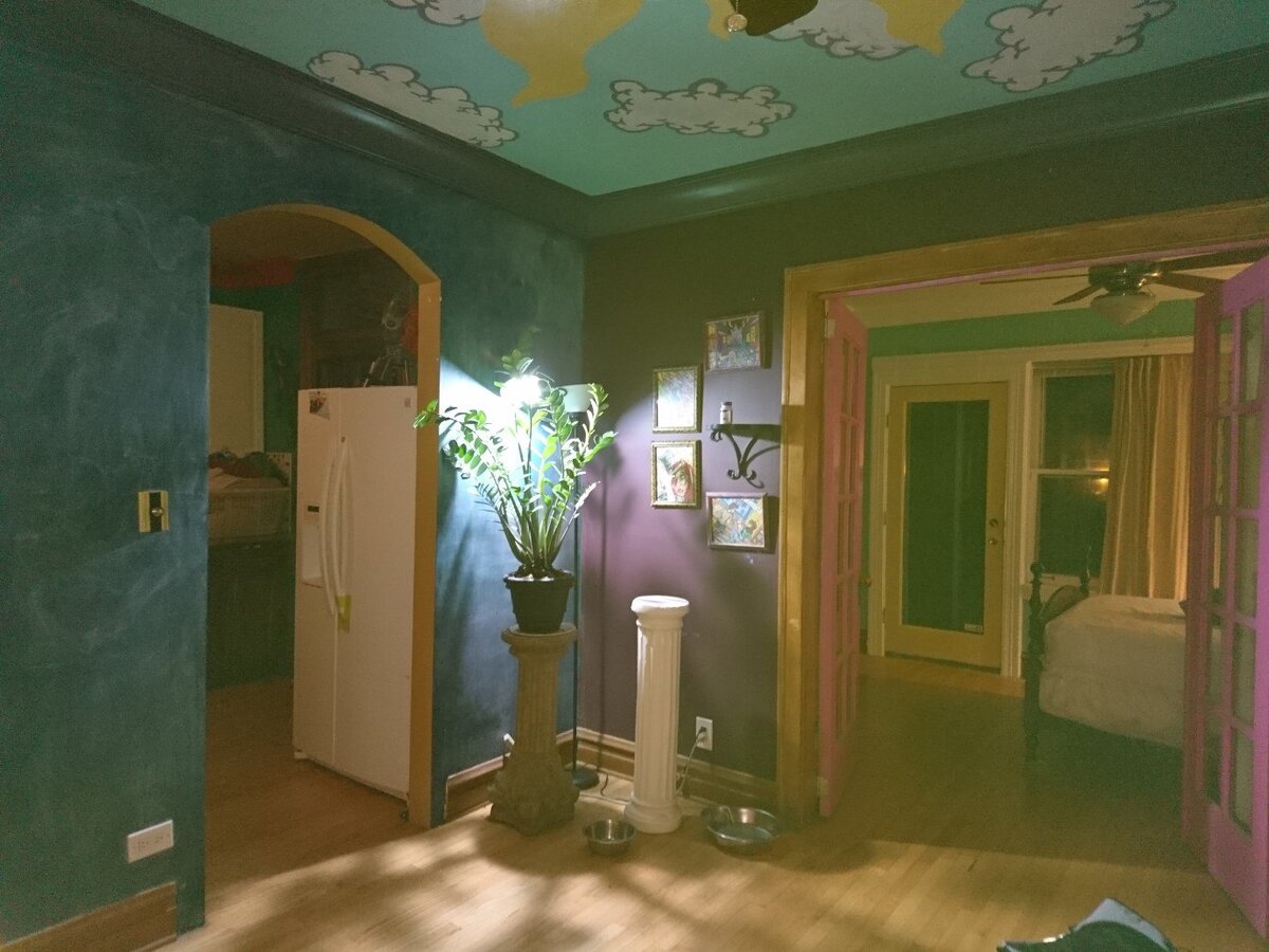 Синяя та самая стена, на которой можно рисовать)