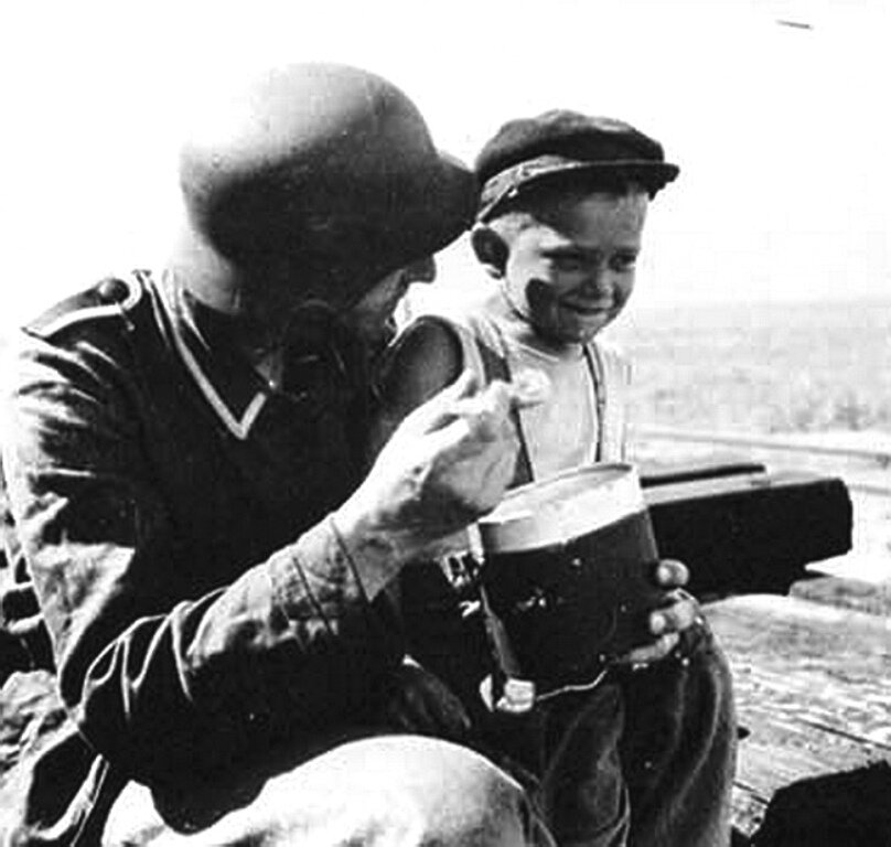 "Добрый немец" кормит ребенка.