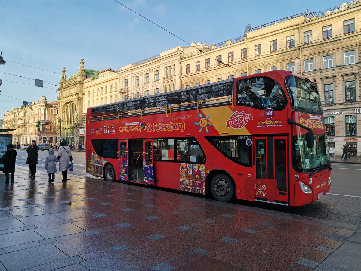 Автобус City Sightseeing Санкт-Петербург. Обзорная экскурсия по Санкт-Петербургу на двухэтажном автобусе. Красный экскурсионный автобус в Питере. Двухэтажный автобус СПБ экскурсия.