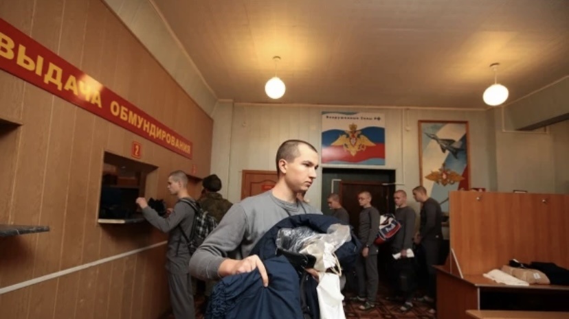 Обвинить в умышленном уклонении от военной службы могут только в случае, если человеку лично вручили повестку в руки и он расписался за нее
